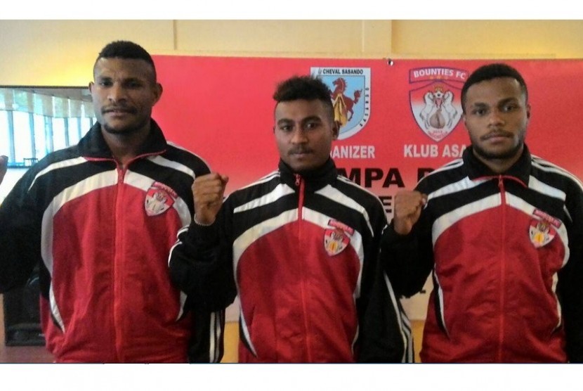 Tiga pemain Papua, (dari kiri) Marinus Wanewar, Yan Piet Nasadit dan Reinhard Sokoy yang akan menjalani trial di Yunani