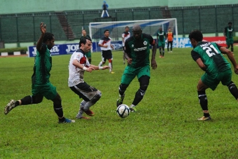 Tiga pemain Persiwa Wamena mengawal ketat penyerang Pelita Bandung Raya (PBR), Marwan SS (dua dari kiri).
