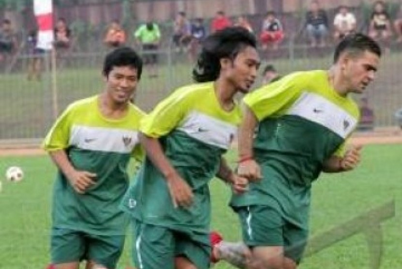Tiga pemain Tim Nasional Sepak Bola Senior (dari kiri) Ahmad Bustomi, Zulkifli, dan Christian Gonzales berlatih adu lari untuk memperkuat ketahanan fisik saat latihan di Stadion Krakatau, Cilegon, Banten, Rabu (10/8).