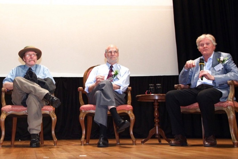 Tiga pemenang nobel bidang fisiologi dan kedokteran tahun 2017 Jeffrel C Hall, Michael Rosbash, dan Michael W Young (dari kiri ke kanan).