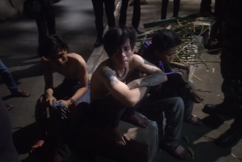 Tiga pemuda kepergok mencuri pagar taman di perempatan Warung Buncit, Rabu (16/1).