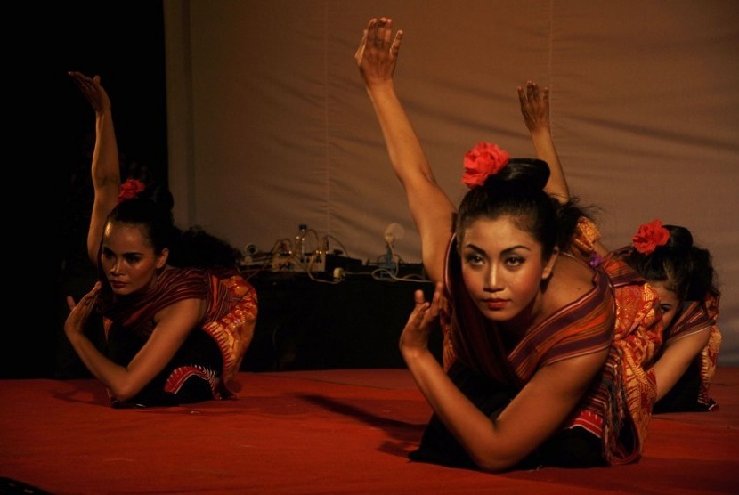 Tiga penari dalam adegan Tari Menak saat pembukaan Pameran Seni Media di Taman Budaya Mataram, NTB, Kamis malam (26/5).