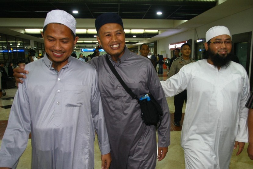 Tiga pendakwah WNI yang tergabung dalam jamaah tabligh berjalan bersama saat tiba di Bandara Soekarno, Hatta, Tangerang, Banten (Ilustrasi)