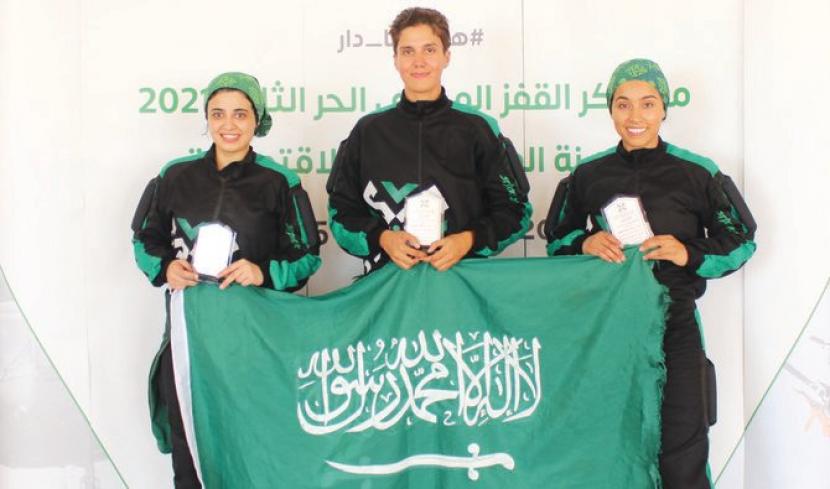 Kini Arab Saudi Punya Penerjun Payung Wanita. Tiga penerjun payung wanita Arab Saudi memperoleh lisensi dari Asosiasi Parasut Amerika Serikat.