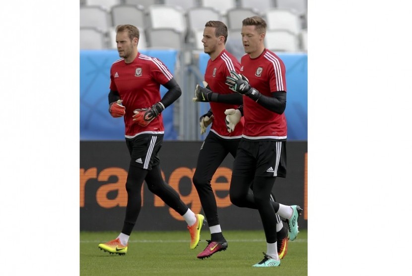  Tiga penjaga gawang timnas Wales, Owain Fon Williams, Danny Ward dan Wayne Hennessey dalam satu sesi latihan di Bordeaux, Prancis. 