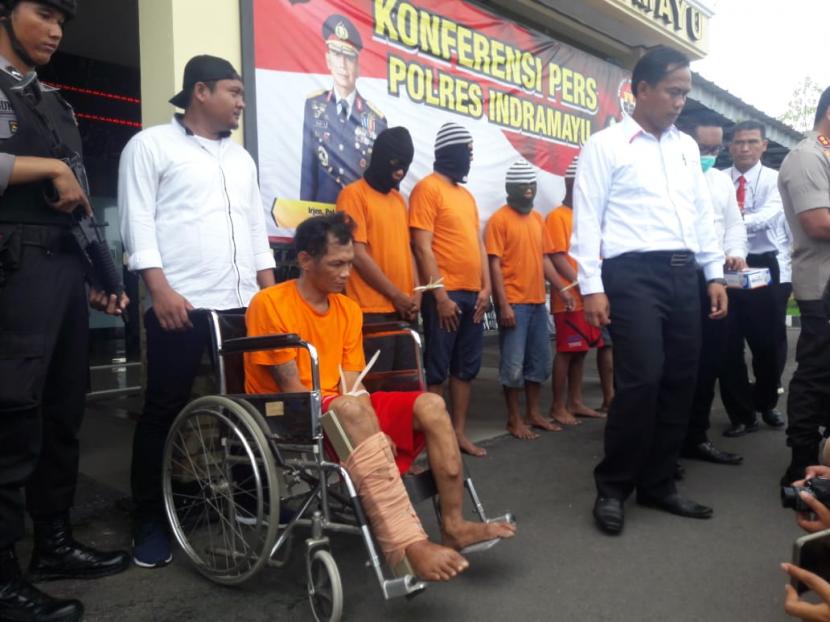 Tiga penjambret ditembak polisi setelah aksinya meresahkan warga di Kabupaten Indramayu. Selama ini mereka beraksi di siang bolong sambil mengancam korbannya dengan golok. Kini mereka ditahan di Mapolres Indramayu, Senin (23/3). 