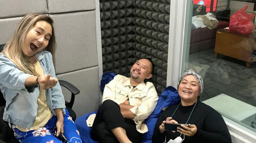 Tiga penyiar radio Jak FM, Melissa Karim, Ronal Surapradja, dan Tike Priatnakusumah 