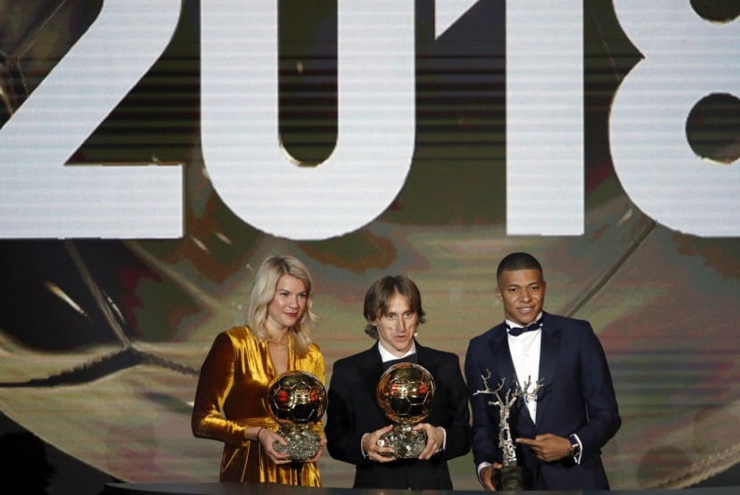 Tiga peraih pemain terbaik, Ada Hegerberg, Luka Modric dan Kylian Mbappe. 