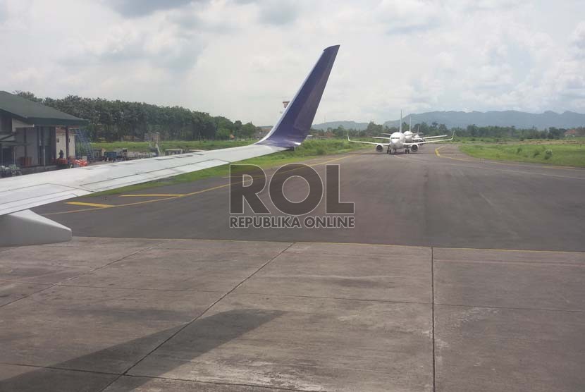 Tiga pesawat antre parkir  di Bandara Adisucipto,Yogyakarta, Kamis (26/2)