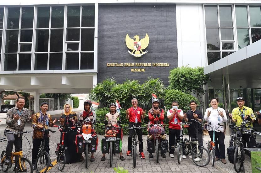 Tiga Pesepeda Indonesia dalam Perjalanan ke Mekah Singgah di KBRI Bangkok, Jumat (20/5/2022)