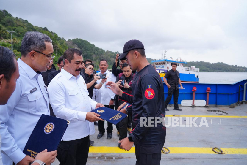 Tiga petugas Lembaga Pemasyarakatan (Lapas) Kelas I Batu, Nusakambangan menerima Surat Keputusan (SK) kenaikan grade dari jabatan lama menjadi jabatan Nakhoda. SK tersebut diserahkan langsung oleh Menteri Imigrasi dan Pemasyarakatan, Agus Andrianto, di atas kapal Pengayoman di sela-sela kegiatan penanaman 360 ribu bibit pohon kelapa serta peninjauan Balai Latihan Kerja dan ketahanan pangan program kemandirian Warga Binaan di kawasan Nusakambangan, Selasa (9/9/2025). 