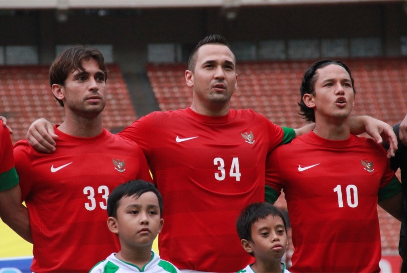 Tiga pilar naturalisasi timnas Garuda, yang turun pada partai persahabatan Indonesia vs Kamerun, Tonnie Cusell (kiri), Jhonny van Beukering (tengah), dan Irfan Bachdim (kanan), di Stadion Utama Gelora Bung Karno, Jakarta, Sabtu (17/11). (ROL/Fafa)