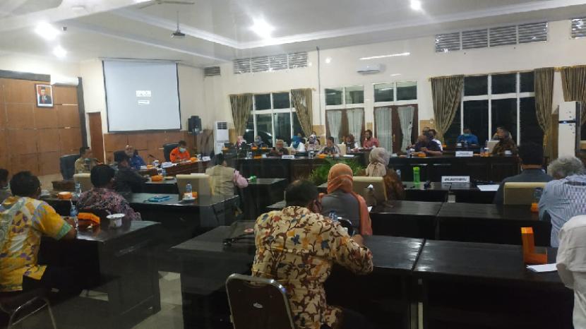 Tiga pimpinan daerah Malang Raya mengadakan rapat bersama ihwal Pembatasan Sosial Berskala Besar (PSBB) di Bakorwil III Jawa Timur, Kota Malang, Selasa (28/4) malam. 