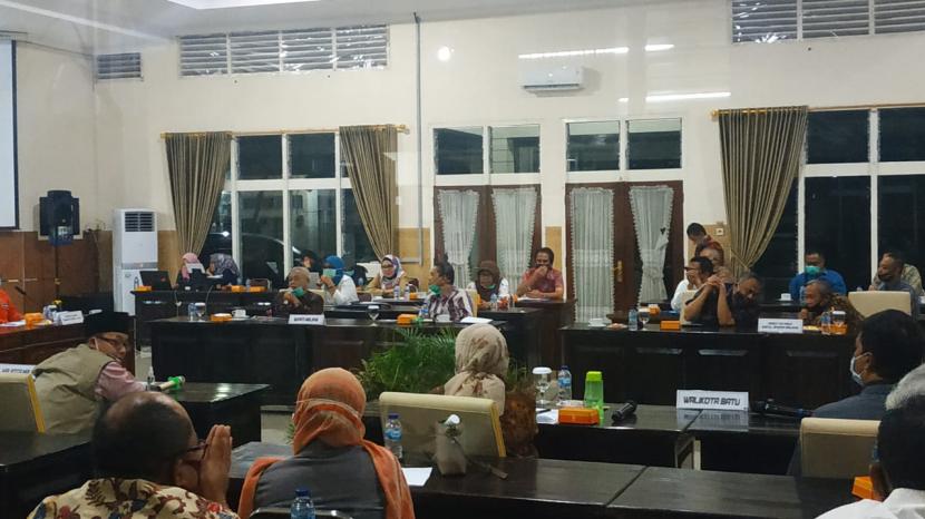 Tiga pimpinan daerah Malang Raya mengadakan rapat bersama ihwal Pembatasan Sosial Berskala Besar (PSBB) di Bakorwil III Jawa Timur, Kota Malang, Selasa (28/4) malam.
