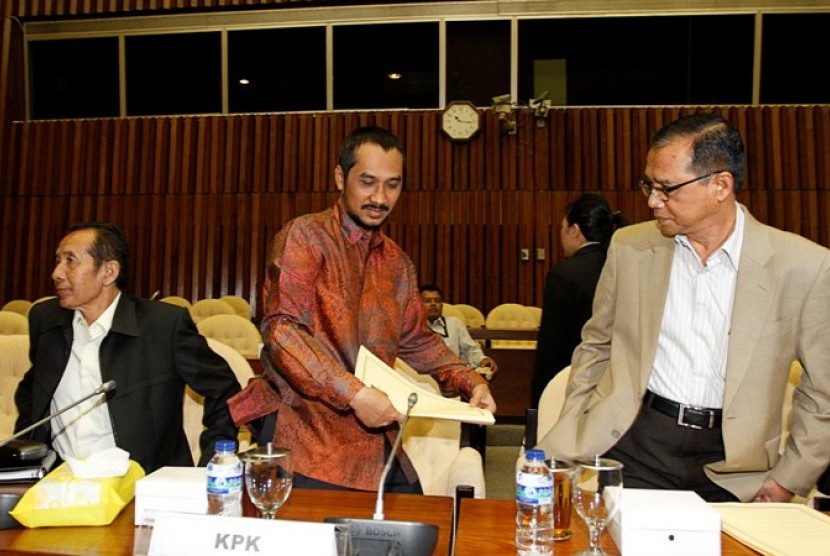 Tiga pimpinan KPK Abraham Samad (tengah), Busyro Muqoddas (kanan) dan Zulkarnain (kiri) bersiap mengikuti pertemuan dengan Tim Pengawas Kasus Bank Century DPR di Kompleks Parlemen, Senayan, Jakarta, Rabu (27/2)