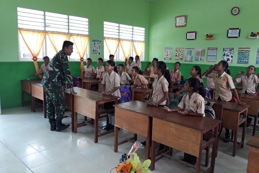 Tiga Prajurit Kostrad Terjun Menjadi Guru di Maluku Tengah