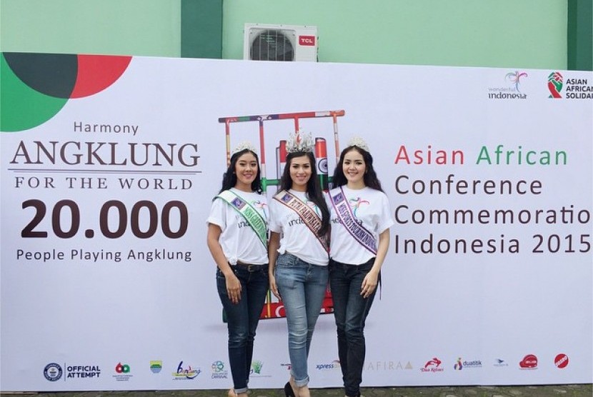 Tiga Putri Pariwisata Indonesia Berfoto saat pelaksanaan rekor angklung massal di Bandung. (23/4).  (Foto : Nawang Wulan Hanafi).