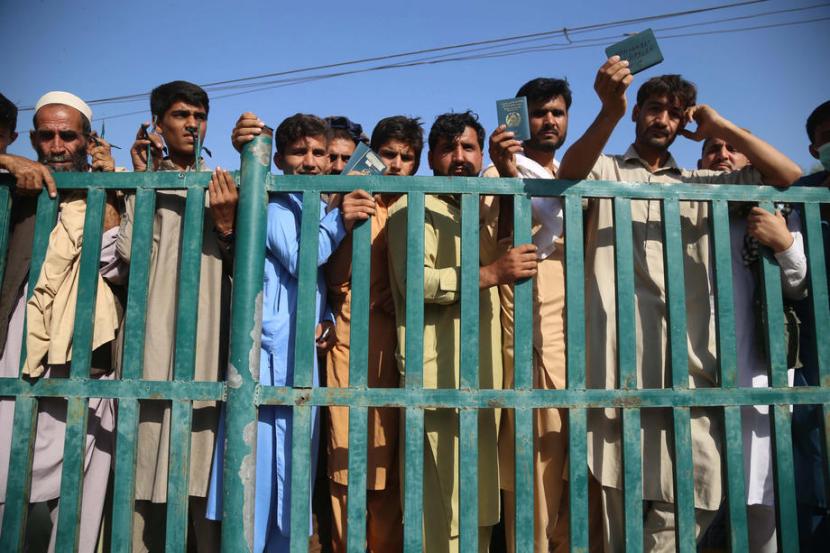 Tiga ribuan warga Afghanistan berdesakan di luar konsulat Pakistan demi peroleh visa.