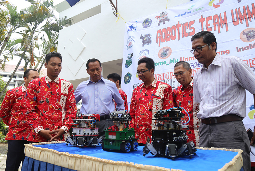 Tiga robot Universitas Muhammadiyah Malang akan berkompetisi di kategori robot pemadam kebakaran bertajuk Trinity College Fire Fighting Home Robot Contest (TCFFHRC).  