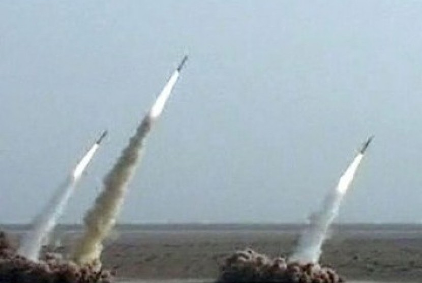 Tiga rudal diluncurkan Iran dalam uji coba. (ilustrasi)
