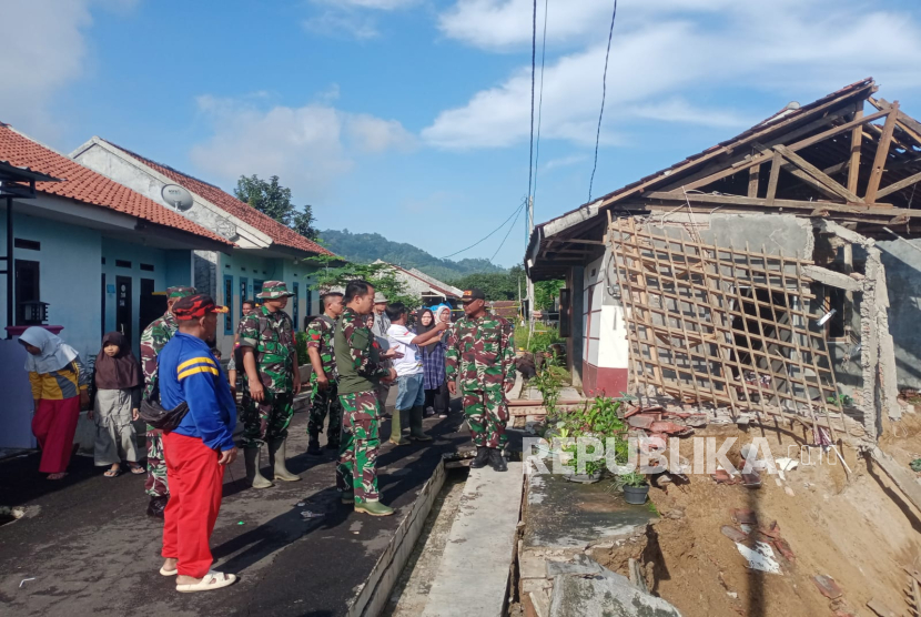 Tiga rumah ambruk dan puluhan lainnya terancam akibat longsor di Dusun Purwasari, Desa Cimara, Kecamatan Cibeureum, Kabupaten Kuningan. 