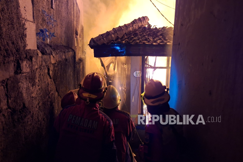 Tiga Rumah Tinggal di Jalan Gunung Rahayu, RT 01/10, Kelurahan Pasirkaliki, Kecamatan Cimahi Utara, Kota Cimahi, Jawa Barat terbakar pada pada Rabu (23/7/2025)