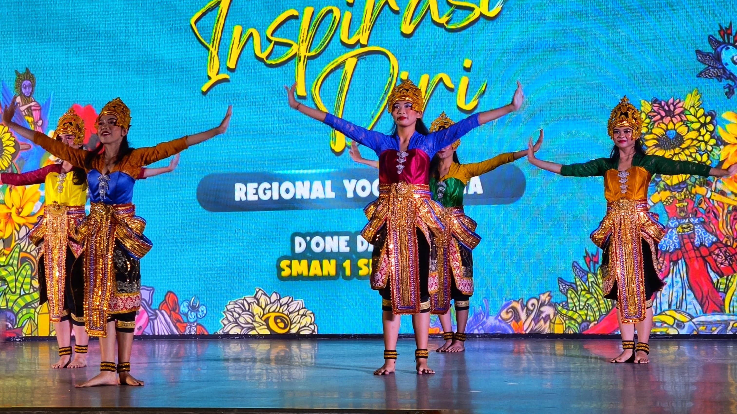 Tiga siswa difabel dari SMA Luar Biasa (SMALB) 1 Bantul tampil memukau pada iForte National Dance Competition yang digelar di Pendopo Gelanggang Inovasi dan Kreativitas (GIK) UGM, Yogyakarta, Sabtu (15/2/2025).  