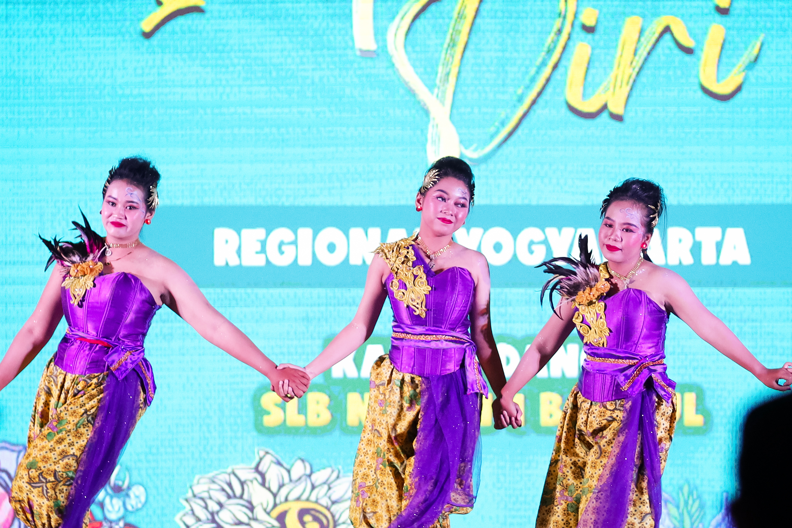 Tiga siswa difabel dari SMA Luar Biasa (SMALB) 1 Bantul tampil memukau pada iForte National Dance Competition yang digelar di Pendopo Gelanggang Inovasi dan Kreativitas (GIK) UGM, Yogyakarta, Sabtu (15/2/2025).  