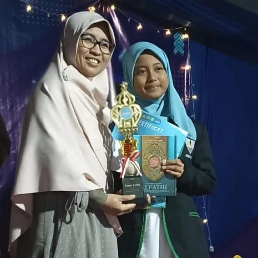 Tiga siswa Sekolah Cendekia Baznas (SCB) meraih gelar juara di berbagai cabang pada ajang Mansion Smanell Islamic Competition 2023 bertajuk Gebyar Pemuda Berkarya dan Berkarakter Islami se-Jabodetabek.