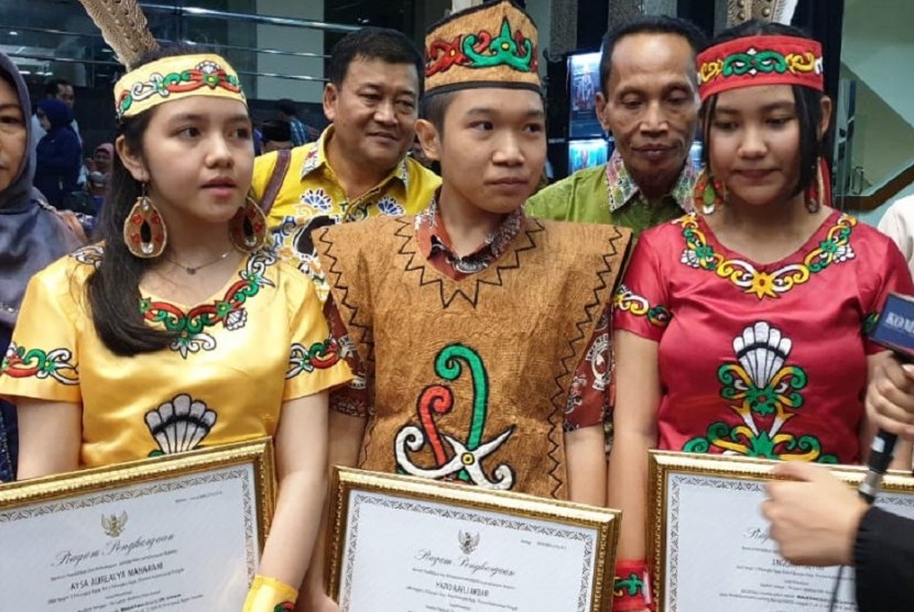 Tiga siswa SMAN 2 Palangkaraya, Kalimantan Tengah yang meraih medali emas internasional karena menemukan obat penyembuh kanker dari tanaman bajakah, saat diundang ke Kementerian Pendidikan dan Kebudayaan, Senayan, Jakarta, Sabtu (17/8).