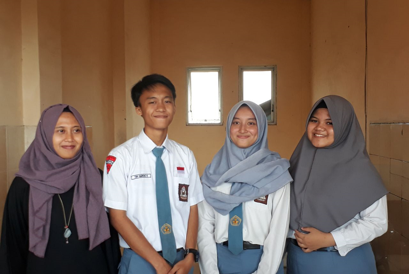 Tiga siswa SMK Negeri 4 Kota Malang dan guru pendamping memberikan keterangan perihal kemenangannya dalam membuat film animasi yang berhasil mendapatkan posisi pertama dalam ajang SEA Creative Camp 2018 se-Asia Tenggara. 