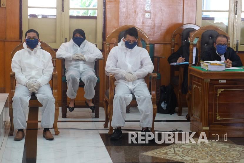 Tiga terdakwa kasus pembunuhan hakim Pengadilan Negeri Medan Jamaluddin, Zuraida Hanum (kedua kiri) Reza Fahlevi (ketiga kiri) dan Jefri Pratama (kiri) menggunakan alat pelindung diri (APD) saat menjalani sidang dengan agenda pemeriksaan saksi ahli dan terdakwa, di PN Medan, Sumatera Utara, Jumat (15/5/2020). Sidang tersebut sengaja menghadirikan terdakwa ke ruang sidang untuk mengetahui dan menanyakan secara langsung dan terperinci tentang peristiwa yang terjadi, sebelumnya para terdakwa menjalani sidang lewat video conference. 