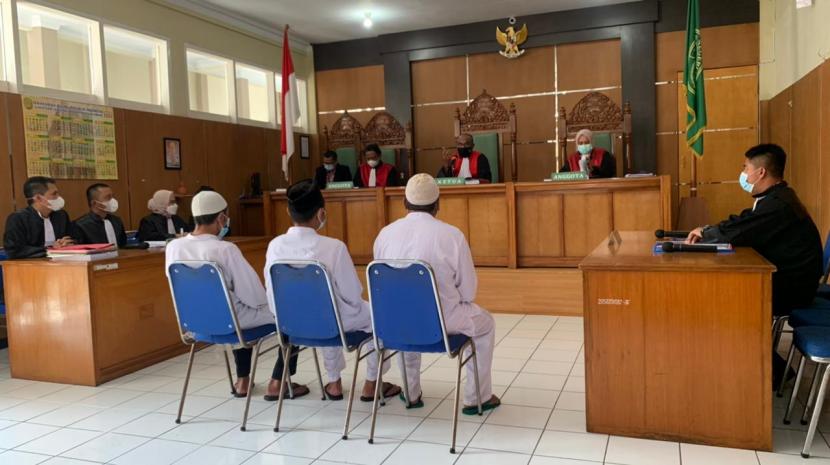 Tiga terdakwa yang mengaku sebagai jenderal NII menjalani sidang di PN Garut, Kamis (17/2/2022).
