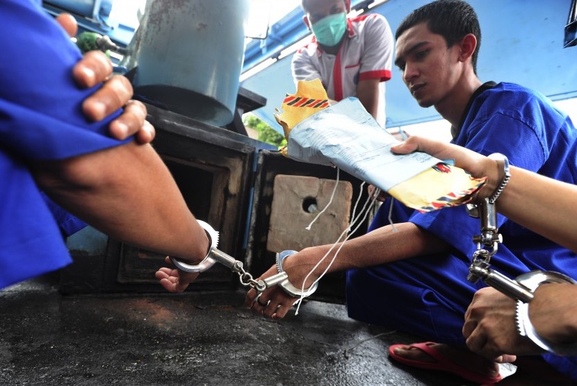 Tiga tersangka melakukan pemusnahan narkoba jenis shabu yang digelar oleh Badan Narkotika Nasional (BNN) di Kantor BNN Jakarta, Rabu (3/2). 