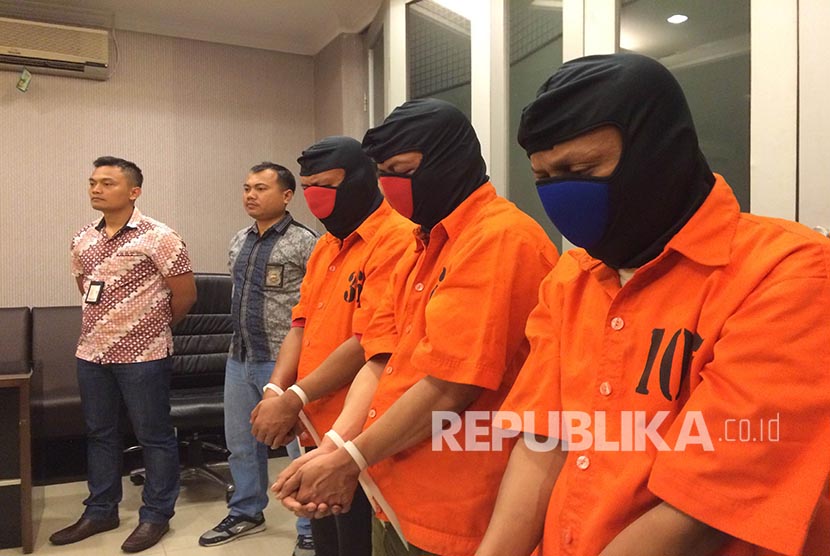 Police has arrested three suspects of Bogor's online gay prostitution network. Using Facebook and mobile applications, they offered boys as prostitutes.
