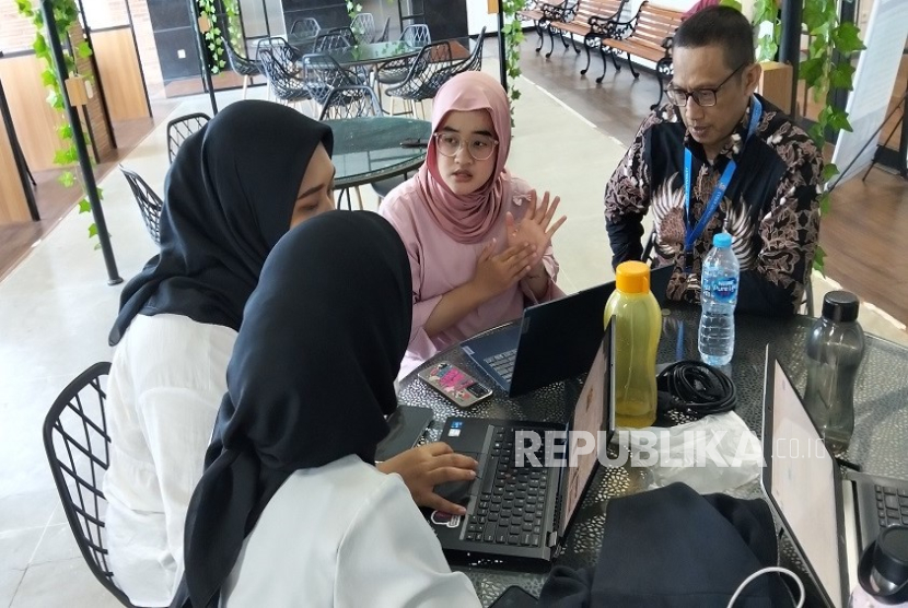  Tiga tim mahasiswa Cyber University, kampus fintech pertama di Indonesia resmi melangkah ke dunia kewirausahaan lewat program Youthpreneur Sinar Mas Land 2025. 