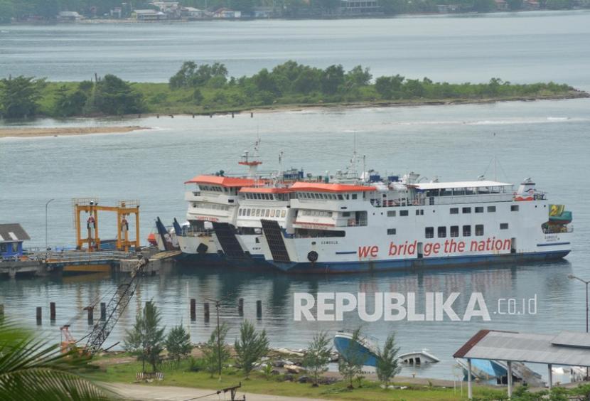 Tiga unit kapal ferry bersandar di Pelabuhan Bungus, Padang, Sumatera Barat, Jumat (2/4). PT ASDP Indonesia Ferry (Persero) akan mengunci sistem penjualan tiket melalui Ferizy pada periode larangan mudik 6-17 Mei 2021. 