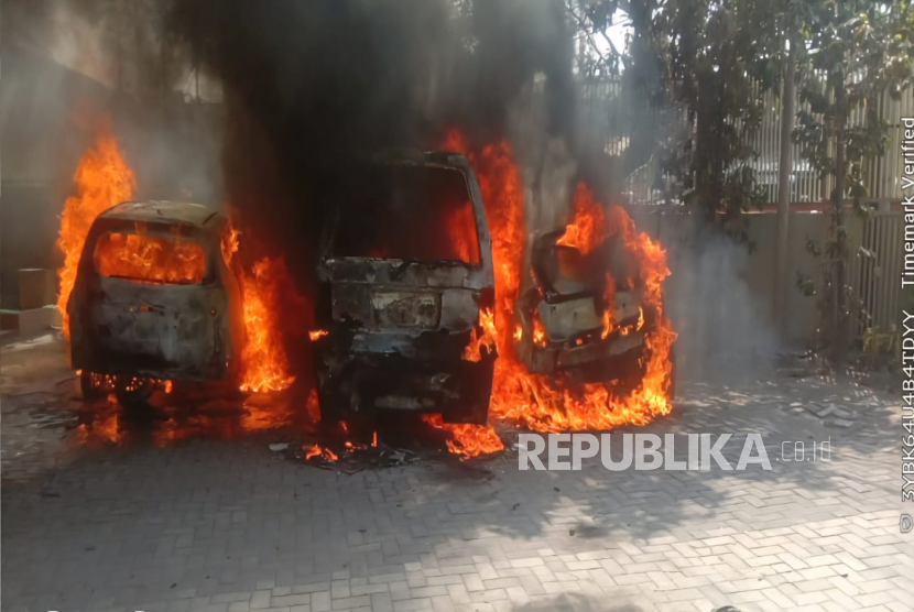 Tiga unit mobil yang terparkir di halaman masjid di Jalan Raya Kedawung, Kabupaten Cirebon, ludes terbakar, Rabu (30/7/2025). 