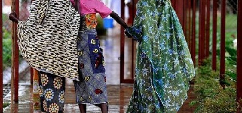 Tiga wanita Kongo saling membantu berjalan di lorong Rumah Sakit Panzi, Bukavi