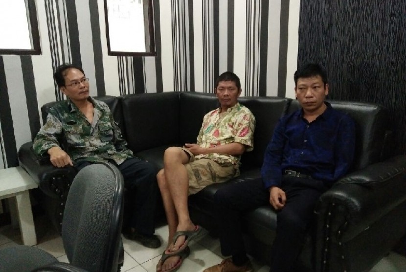 Tiga warga Cina pembuat batu bata diamankan di Kantor Imigrasi Sukabumi, Kamis (5/1).