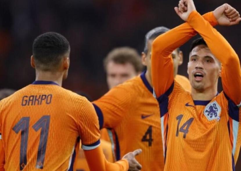 Tijjani Reijnders (kanan) melakukan selebrasi setelah mencetak gol untuk timnas Belanda dalam pertandingan persahabatan melawan Skotlandia di Johan Cruyff Arena, Amsterdam, Sabtu (23/3/2024).