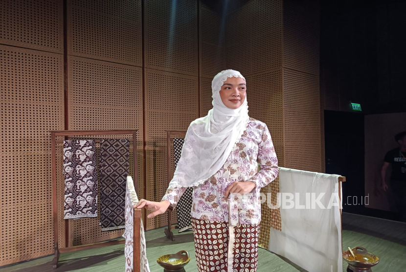 Tika Bravani Perankan Siti Walidah dalam Teater Monolog 