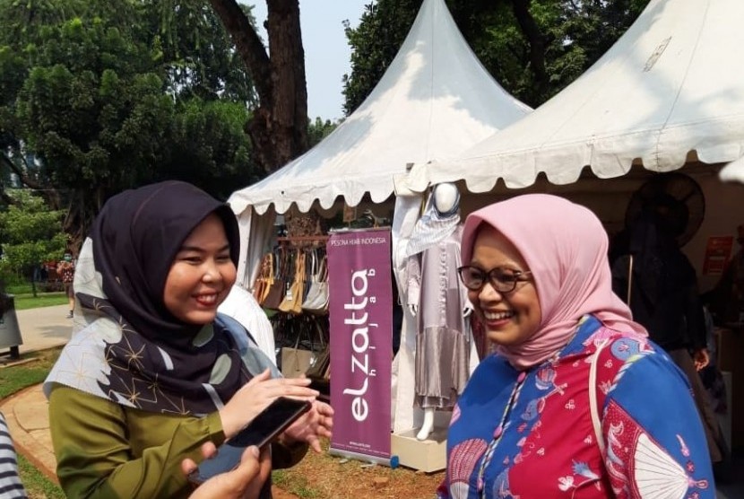 Tika Latifani Mulya, head of Marketing & Promotion Elzatta (kiri) dan istri gubernur DKI Jakarta, Fery Farhati.