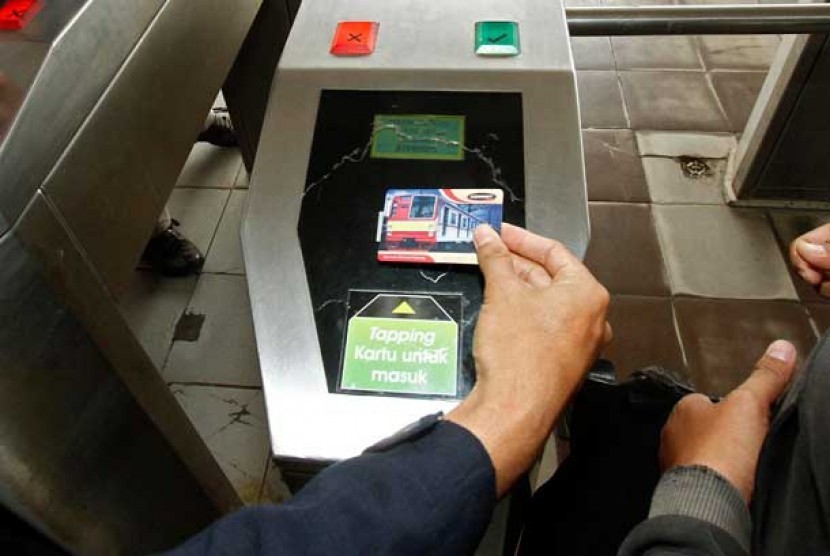 Tips aman naik kereta saat new normal - bayar dengan kartu