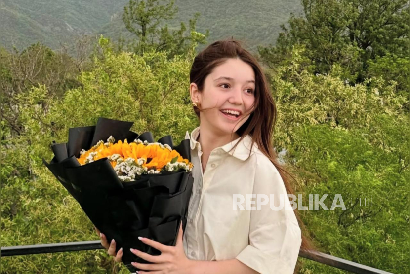 TikToker asal Pakistan Sana Yousaf. Pengadilan di Pakistan resmi mendakwa seorang pria atas kasus pembunuhan Sana Yousaf, TikToker berusia 17 tahun yang tewas ditembak di kediamannya di Islamabad. 