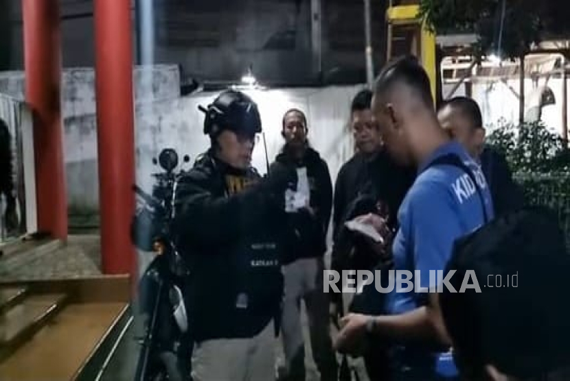 Tim 2 Prabu Presisi Polrestabes Bandung menggerebek kosan di Jalan Leuwisari, Kecamatan Bojongloa Kidul, Kota Bandung yang diduga menjadi tempat pesta narkoba, Kamis (9/1/2025) dini hari lalu. Dua orang diduga pengedar sabu berhasil diamankan. 