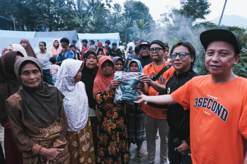 Tim 3Second dan Ustaz Ray salurkan bantuan untuk korban terdampak gempa Cianjur