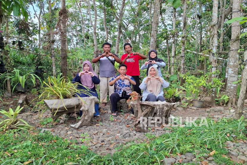 Tim Abdimas bersama pemilik dan pengelola Mejing Garden, taman konservasi anggrek di Kalurahan Pengkok, Kapanewon Patuk, Gunungkidul, DIY.