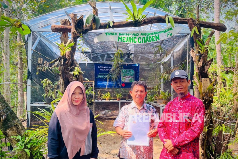 Tim Abdimas bersama pemilik dan pengelola Mejing Garden, taman konservasi anggrek di Kalurahan Pengkok, Kapanewon Patuk, Gunungkidul, DIY.