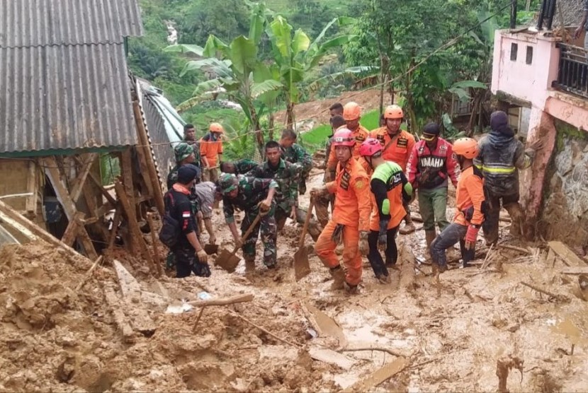 Tim ACT membanu mengevakuasi korban longsor di Sukabumi.